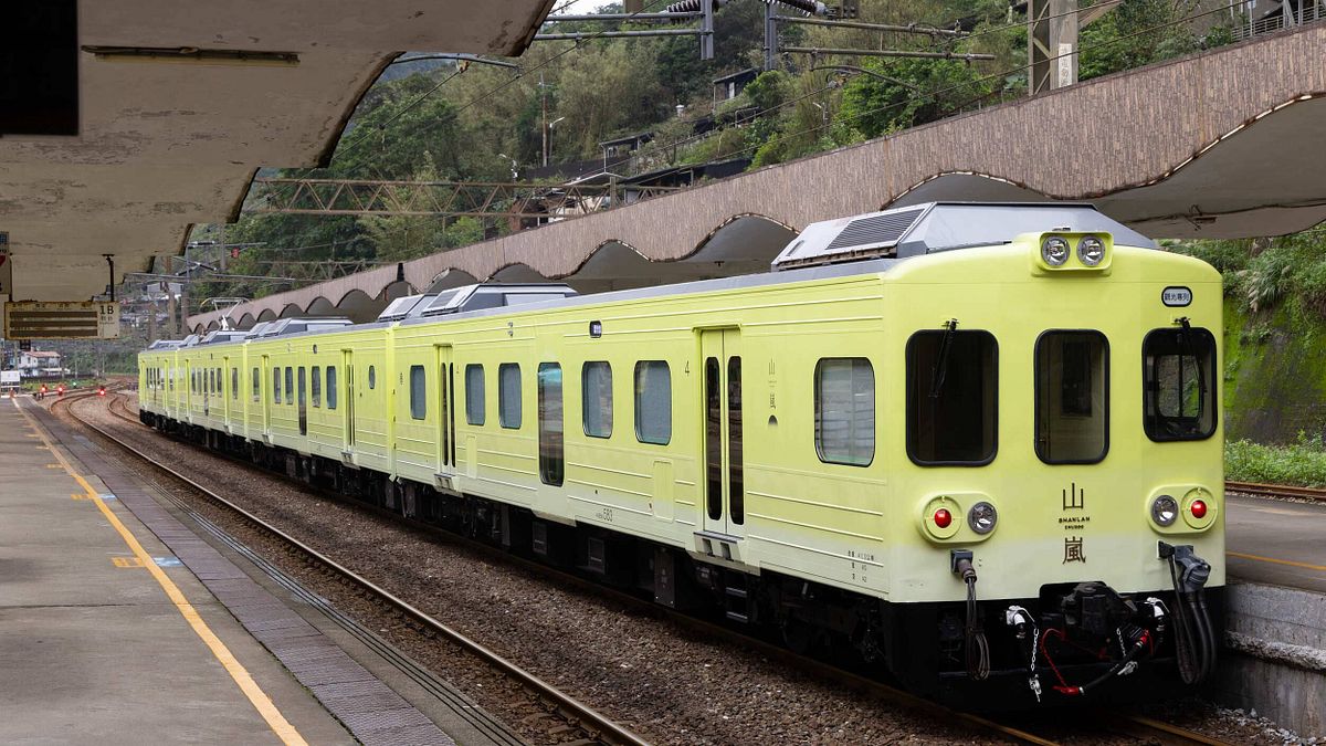 台鐵公司新觀光列車「海風號」日前已營運,姐妹列車「山嵐號」將於4月19日首航,規劃行駛於花東縱谷間,今(19)日起開放在旅行社官網訂票。(圖/雄獅旅遊提供) 台鐵公司新觀光列車「海風號」日前已營運,姐妹列車「山嵐號」將於4月19日首航,規劃行駛於花東縱谷間,今(19)日起開放在旅行社官網訂票。(圖/雄獅旅遊提供)
