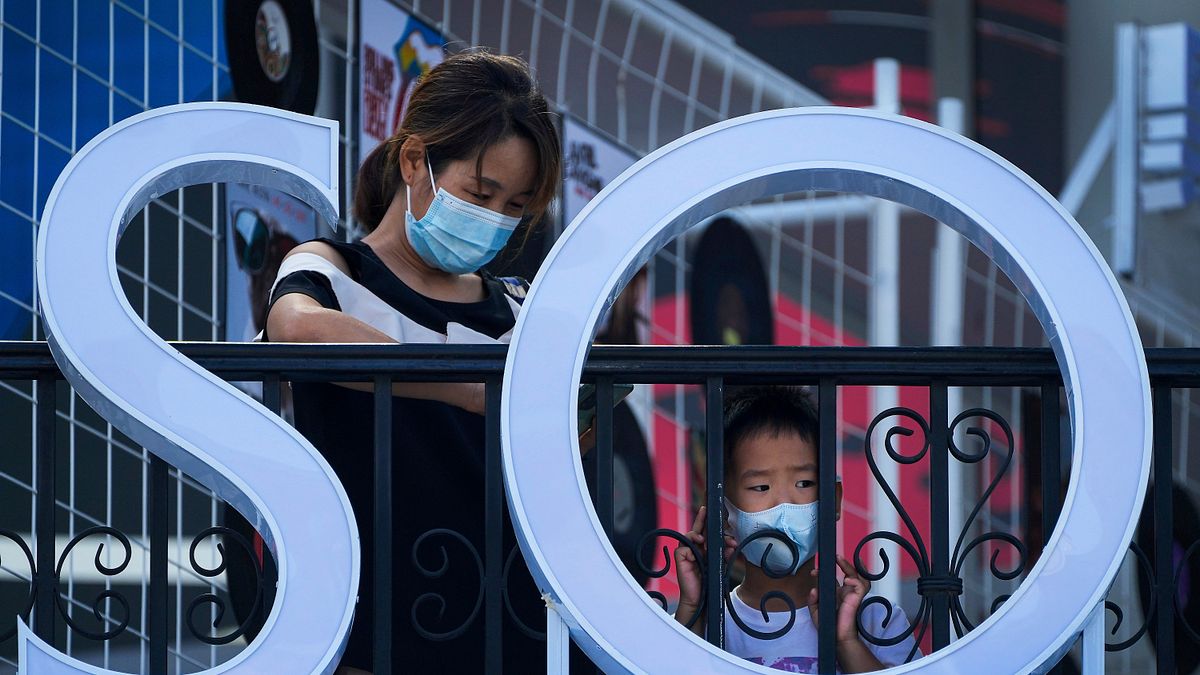 2022年9月18日,北京購物中心的母子。(AP) 2022年9月18日,北京購物中心的母子。(AP)