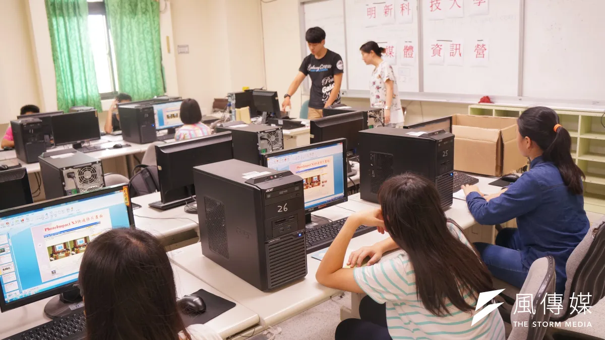 作者指出,十二年國教新課綱增設「資訊科技」一科,內容包括演算法、系統平台、處理及分析與程式設計等課程,對教育現場而言的疑問是:程式設計的師資在哪裡?圖為芎林國中資訊科技電腦教室。(取自教育部網站)