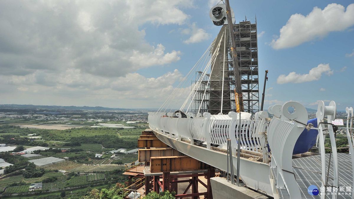 崗山之眼主塔柱頭安座 高雄首座天空廊道過年前開放 崗山之眼主塔柱頭安座 高雄首座天空廊道過年前開放