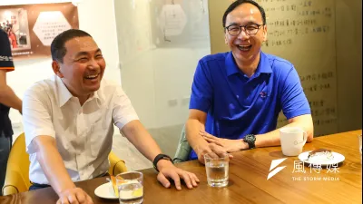 公投表決倒數,新北市長侯友宜(左)態度引發黨內質疑,國民黨主席朱立倫(右)8日緩頰不要被民進黨見縫插針。(資料照,顏麟宇攝)