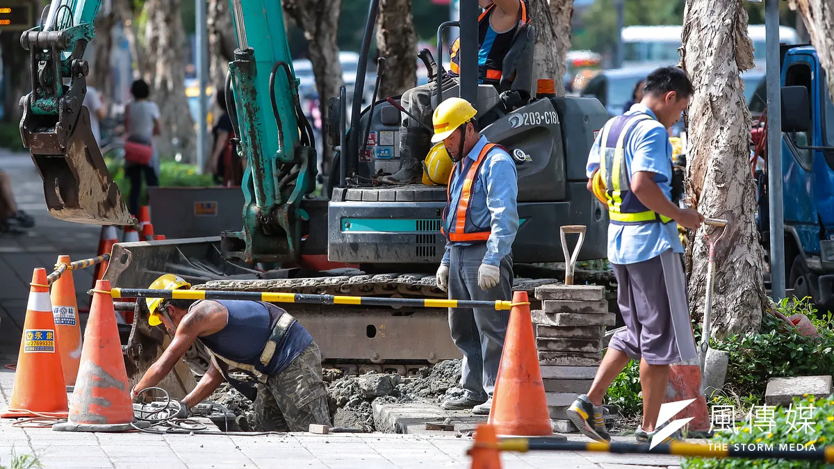 一例一休到底「休」到誰?三讀上路,勞資雙方都抱怨,還帶動物價上漲。(顏麟宇攝)