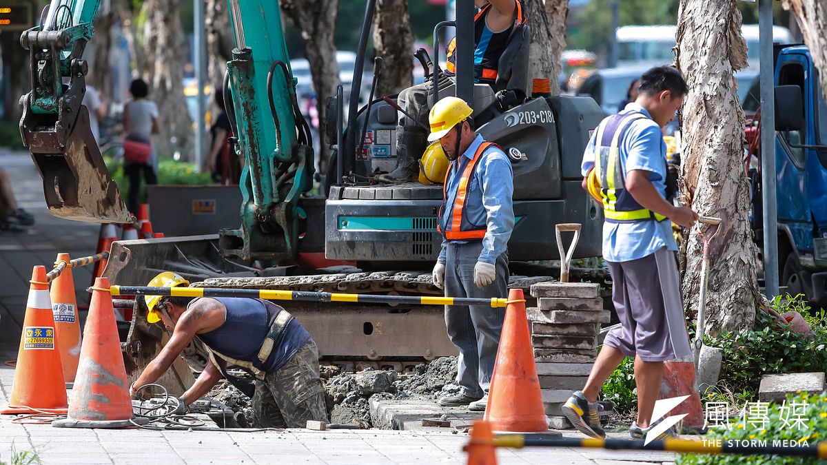 年金不改革、經濟不成長,今日的中壯年勞工大部份退休後可能淪為「下流勞工」。(顏麟宇攝) 年金不改革、經濟不成長,今日的中壯年勞工大部份退休後可能淪為「下流勞工」。(顏麟宇攝)