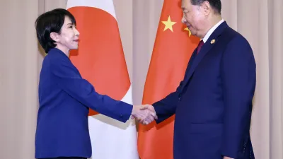 2025年10月31日,出席APEC峰會的中國國家主席習近平與日本首相高市早苗會晤。(美聯社)
