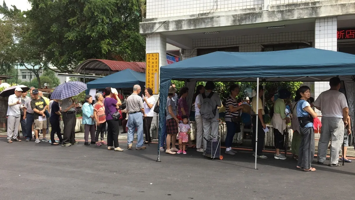 流感疫苗開打第2天 新店衛生所擁人潮