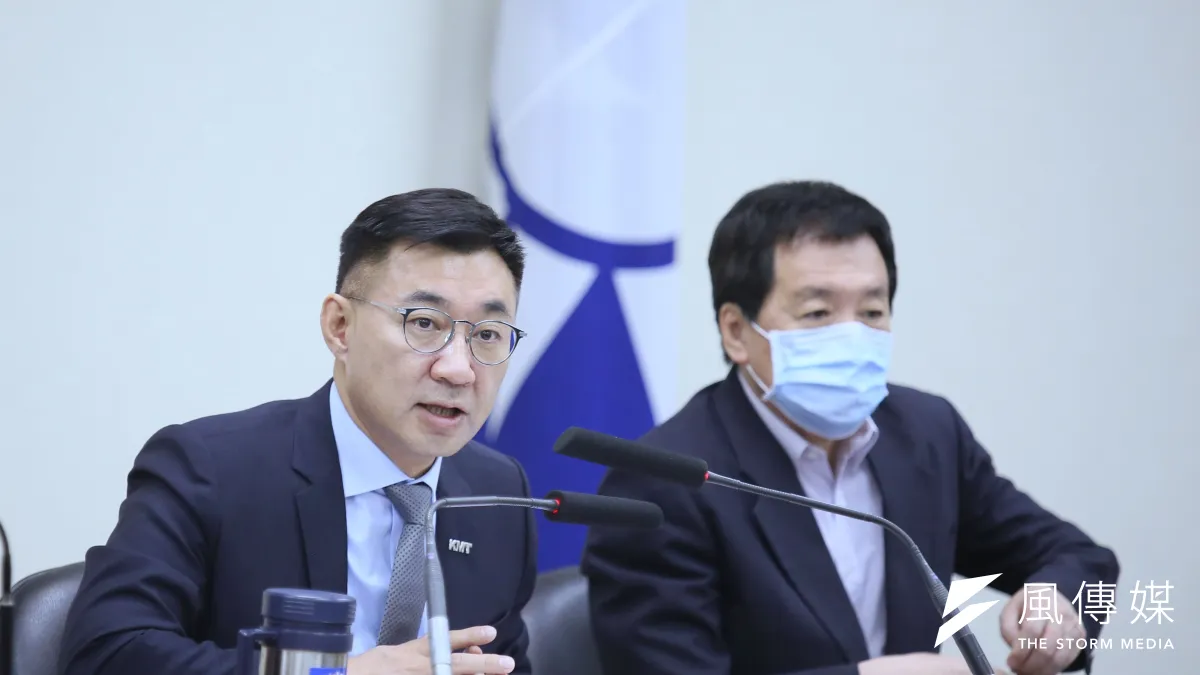 國民黨主席江啓臣(左)21日主持國民黨中常會,會中談及氣候議題。(柯承惠攝)