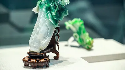 作者認為,翠玉白菜很珍貴,卻不高傲,雕工精酌,卻能飛入尋常百姓家,因而成為國人共賞、共享、共惜的高人氣國寶。(圖/作者提供)