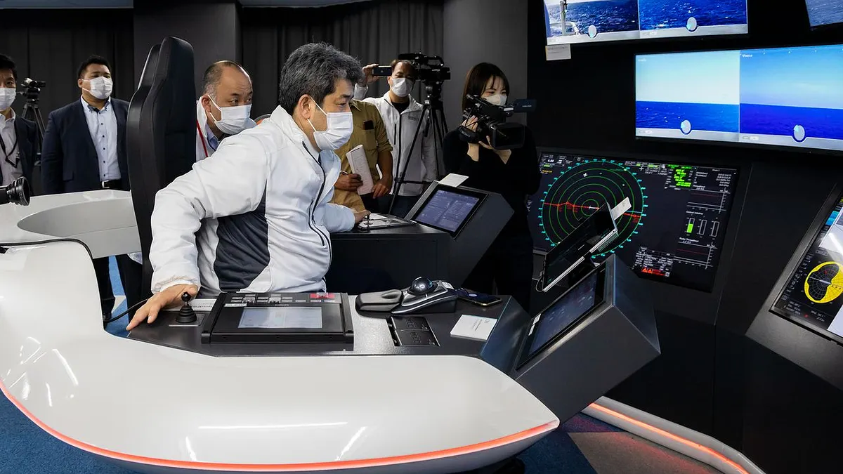 桑原悟正在調整船舶航行速度。在遠程操控期間,控制台邊緣的LED燈會變成紅色(圖片來源:作者提供,攝影:nippon.com編輯部)