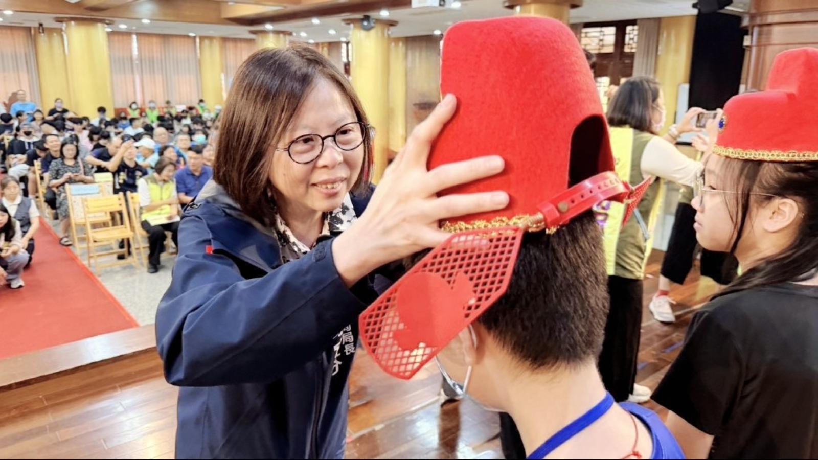 爸爸中風、家計陷困境仍拚升學!33團體助171弱勢兒少 草地狀元逆風追夢