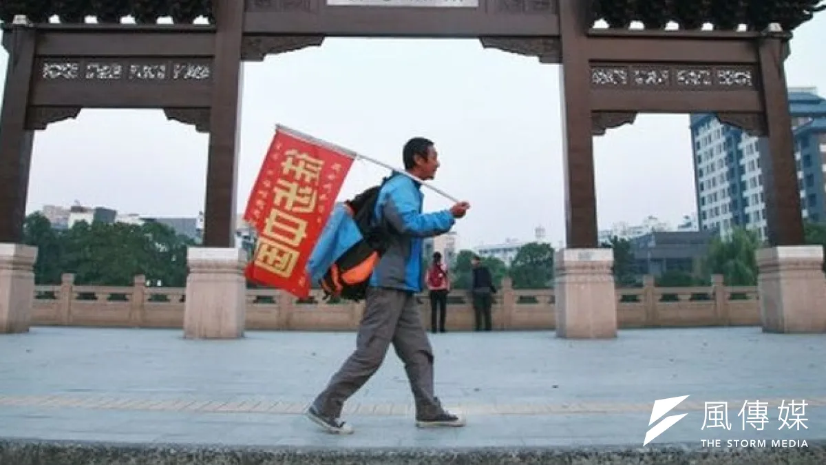 徒步中國的李長波。(取自網易新聞)