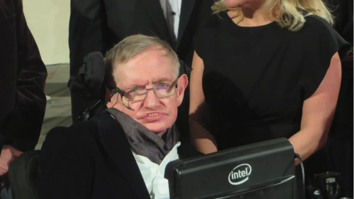 英國知名物理學家史蒂芬·霍金(Stephen Hawking)昨日辭世,享壽76歲。身體飽受漸凍症折磨,在接受氣切手術後喪失說話能力,靠著輪椅上的電腦與外界溝通,究竟科技如何幫助霍金與外界溝通?而這個聲音背後有什麼故事?(圖/shutterstock,數位時代提供)
