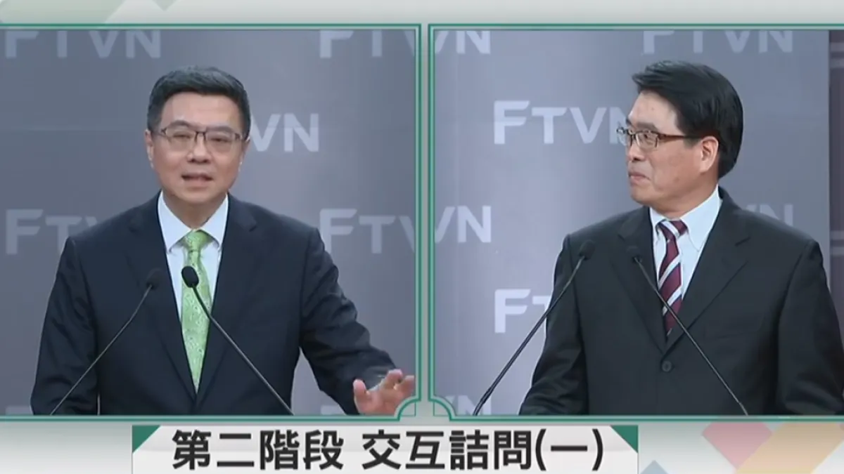 民進黨第16屆黨主席補選電視政見發表會4日下午登場,候選人前行政院秘書長卓榮泰(左)、台灣民意基金會董事長游盈隆(右)進行交互詰問部分互有攻防。 (取自民進黨臉書專頁)