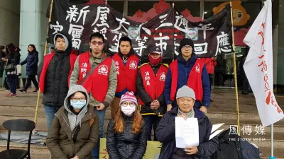 新屋大火罹難者家屬日前在寒風中於桃園市府陳情,靜坐滿24小時後,桃園市長鄭文燦同意在原址或是另覓公有土地設立紀念碑。(取自搶救消防員臉書)