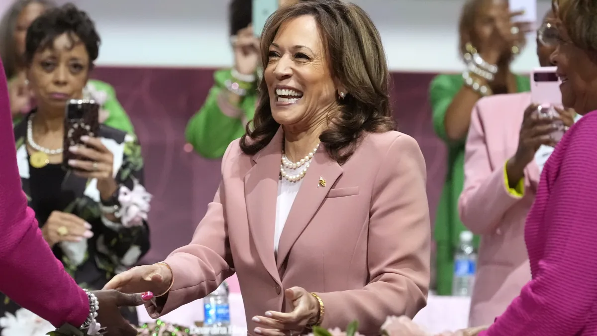美國副總統賀錦麗的年輕和活力與共和黨候選人川普的年齡和有爭議的記錄形成鮮明對比,成為與論的焦點。(資料照,美聯社)