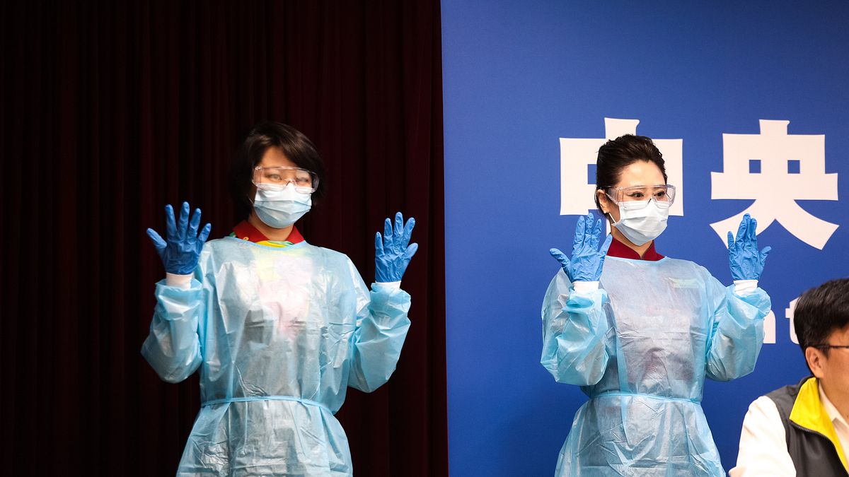 新冠肺炎疫情升溫,不少第一線人員如醫護、空服員除工作負擔、風險倍增外,更受到許多來自社會的壓力。圖為航空公司機組員於疫情中心記者會示範防疫機上防疫裝備穿戴,非關新聞個案。(中央流行疫情指揮中心提供) 新冠肺炎疫情升溫,不少第一線人員如醫護、空服員除工作負擔、風險倍增外,更受到許多來自社會的壓力。圖為航空公司機組員於疫情中心記者會示範防疫機上防疫裝備穿戴,非關新聞個案。(中央流行疫情指揮中心提供)