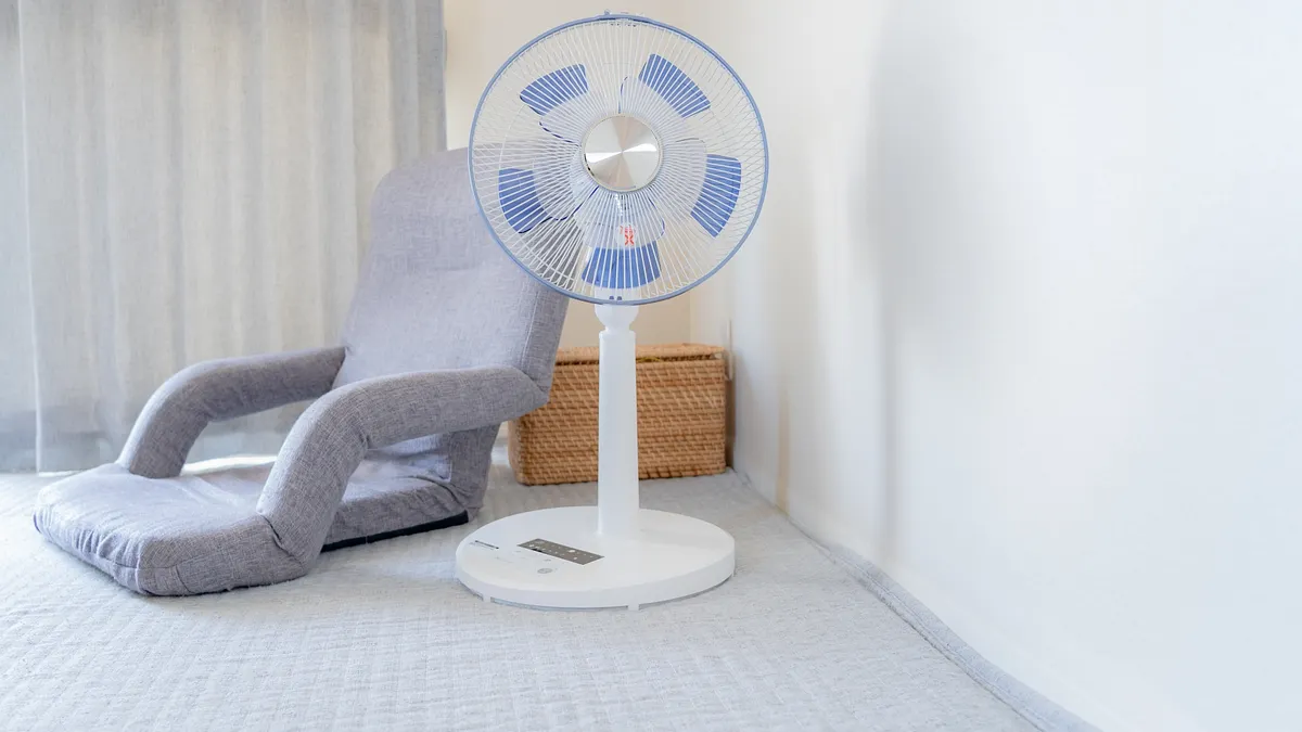 無論是電風扇或循環扇,最理想的位置是「背對冷氣的出風口」,並讓扇葉朝向你希望送風的遠方空間。(示意圖/取自photo-ac) 無論是電風扇或循環扇,最理想的位置是「背對冷氣的出風口」,並讓扇葉朝向你希望送風的遠方空間。(示意圖/取自photo-ac)