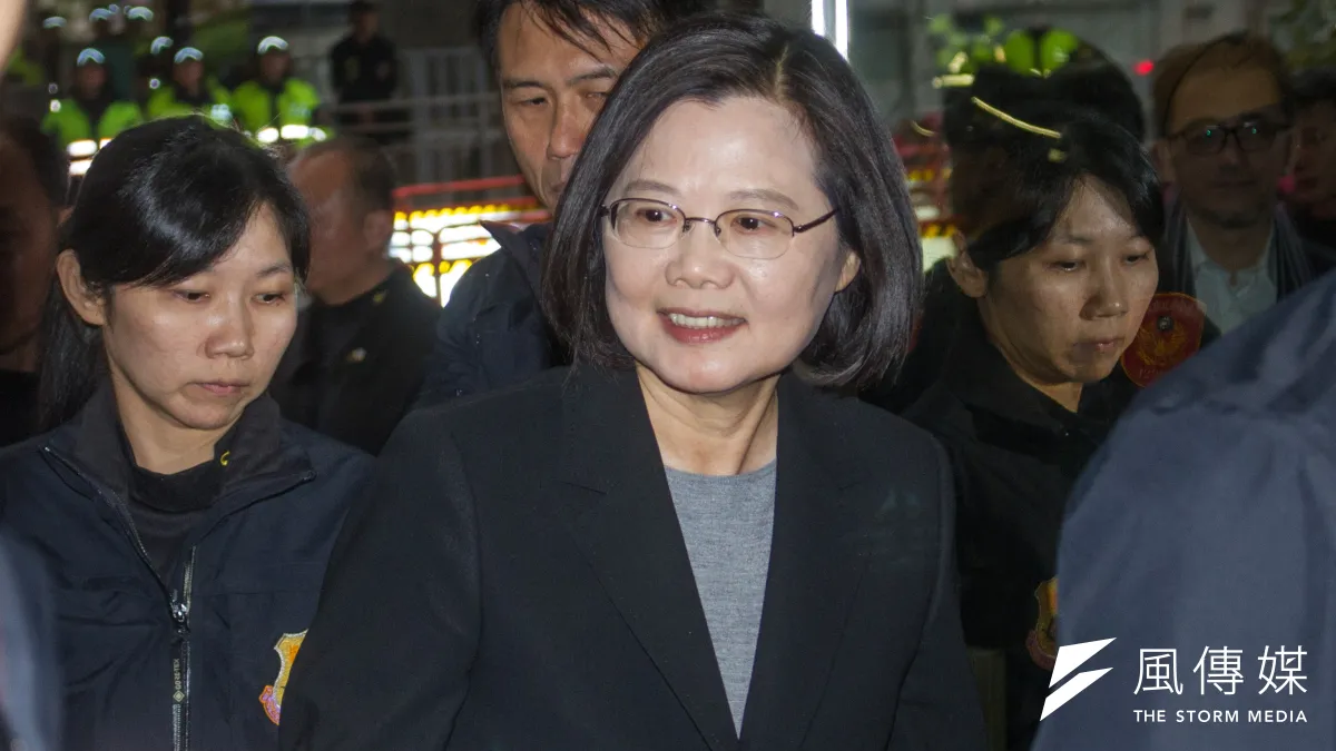 作家苦苓認為,若是發生年輕人不投票、卡神案出現新事證,或國民黨總統候選人韓國瑜女兒韓冰登台拉同情票等事件,總統蔡英文(左二)還是有可能會輸掉。(蔡親傑攝)