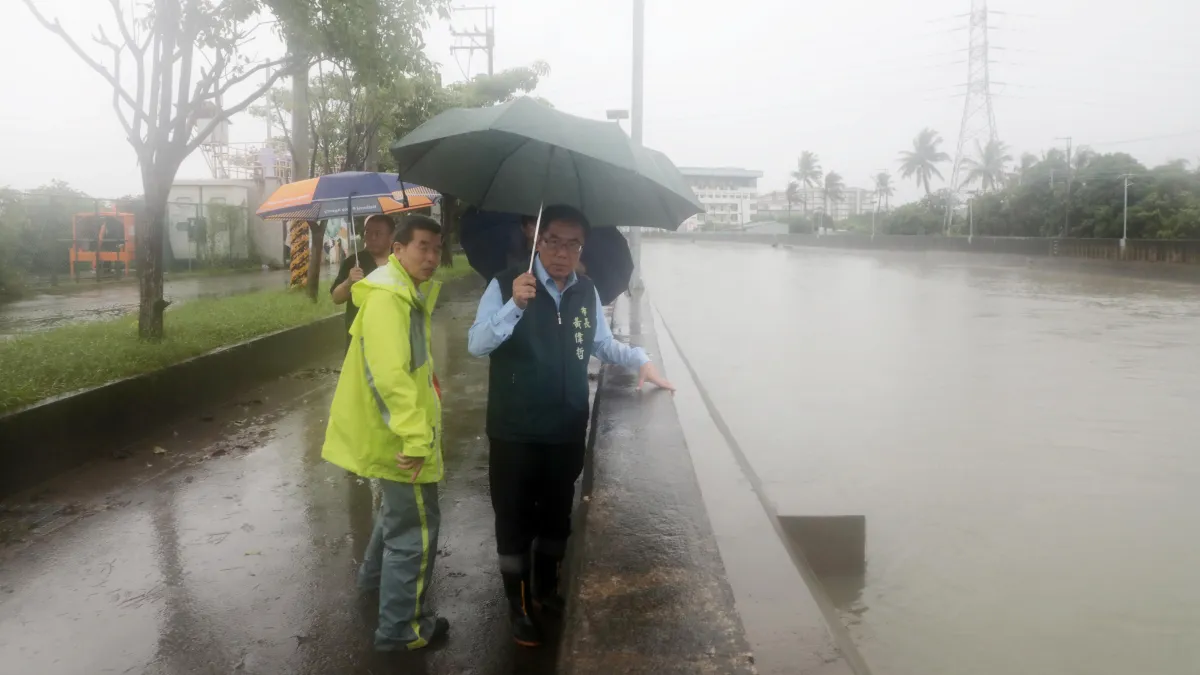 台南市已連續幾年每逢暴雨、颱風就淹水,台南市政府治水措施引起關注。圖為台南市長黃偉哲實地視察滯洪設施蓄洪狀況。(資料照,台南市政府提供)