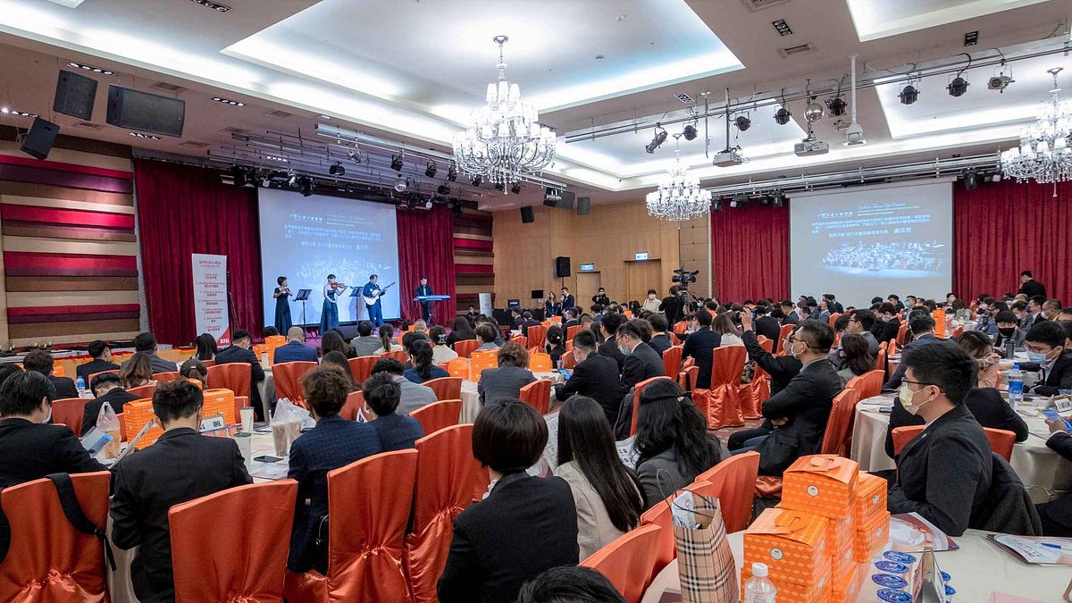 台灣BNI高雄市中心區日前舉辦INW國際人脈交流週活動,300多名產業菁英齊聚一堂。(圖/BNI提供) 台灣BNI高雄市中心區日前舉辦INW國際人脈交流週活動,300多名產業菁英齊聚一堂。(圖/BNI提供)