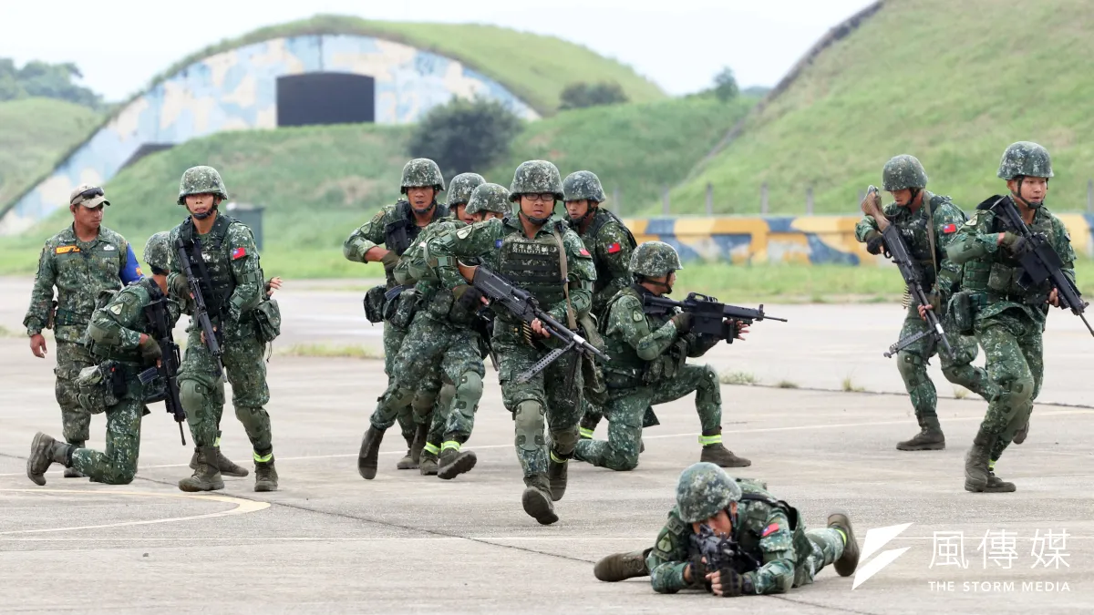 陸軍特指部特5營近日展開「戰術任務行軍訓練」,今天上午在桃園舊海軍基地實施訓練,展現特戰部隊精實戰力。圖為特5營官兵演練小部隊戰鬥。(蘇仲泓攝)