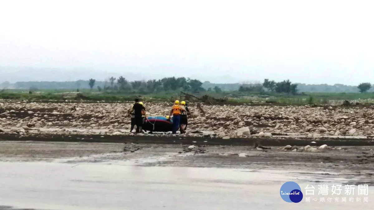 男子河床撿石頭發現水流屍 水深過腰警方動用橡皮艇