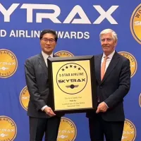 長榮航空不僅連續11年被評選為五星級航空公司,更榮獲2026年SKYTRAX三項世界第一的殊榮,由SKYTRAX Edward Plaisted執行長(右)頒獎,長榮航空廖至維首席副總經理親自前往領獎(左)。 長榮航空不僅連續11年被評選為五星級航空公司,更榮獲2026年SKYTRAX三項世界第一的殊榮,由SKYTRAX Edward Plaisted執行長(右)頒獎,長榮航空廖至維首席副總經理親自前往領獎(左)。