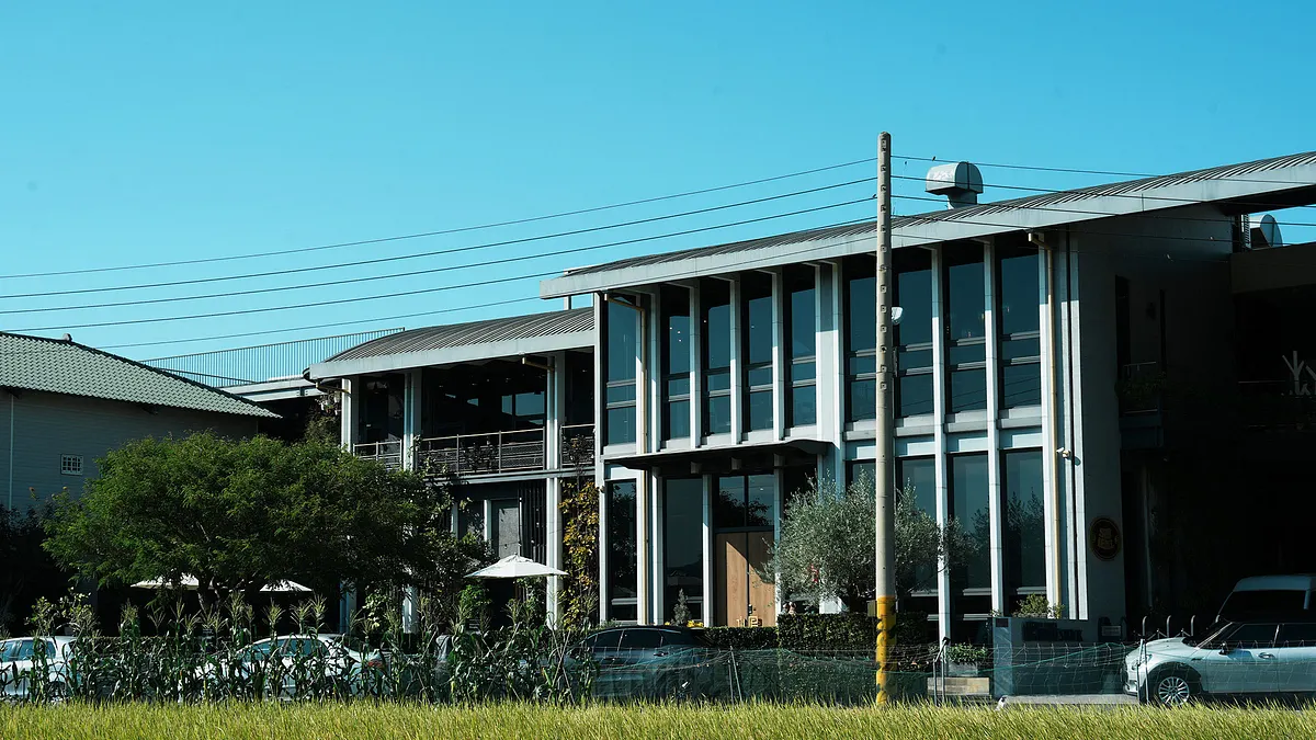 路思大新創園區為全台唯一皮革主題園區,以「皮革生活」為核心,匯集皮件工藝、餐飲與藝文活動的複合式空間。(圖/路思大新創園區提供) 路思大新創園區為全台唯一皮革主題園區,以「皮革生活」為核心,匯集皮件工藝、餐飲與藝文活動的複合式空間。(圖/路思大新創園區提供)