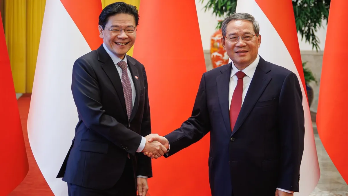 筆者認為,新加坡雖與中國交好,但基於制度、價值與利益邏輯的根本差異,合作應有界限、信任需有風險意識。圖為新加坡總理黃循財(左)訪問中國,與總理李強會面。(翻攝自黃循財官方X粉專)