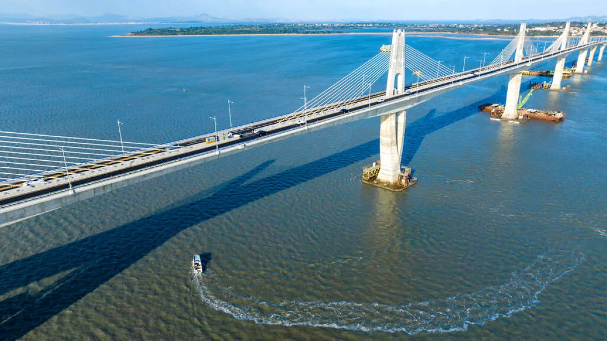 金門大橋是台灣最長的跨海大橋,全長約5.41公里,其中橋梁段長約4.77公里,連接大金門金寧鄉與小金門烈嶼鄉,2022年10月30日正式通車。過去大小金門居民搭船需15至20分鐘,如今開車約5分鐘即可抵達。大橋歷經約12年興建。(圖/取自金門觀光旅遊網)