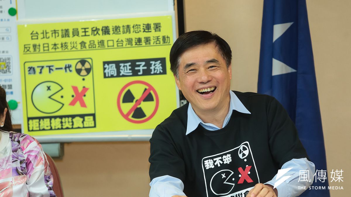 國民黨副主席郝龍斌14日至台北市議會請託議員支持食安公投連署。(顏麟宇攝) 國民黨副主席郝龍斌14日至台北市議會請託議員支持食安公投連署。(顏麟宇攝)