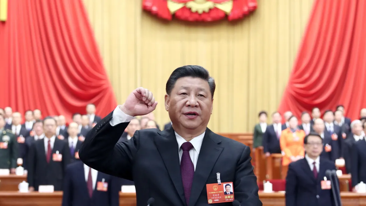 中國第十三屆全國人大一次會議在北京人民大會堂舉行第五次全體會議,習近平當選連任國家主席,進行宣誓。(美聯社)