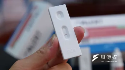 萬一確診了怎麼辦?衛福部提醒,確診者須先留在家中,一人一室獨處,不要和家人共餐或共用物品,並盡量和家人使用不同的衛浴設備,等候公衛人員通知。圖為新冠病毒快篩試劑。(資料照,盧逸峰攝)