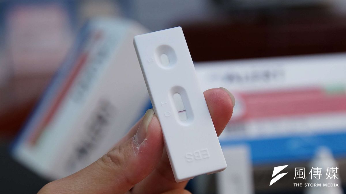 快篩之亂已經深陷「多重宇宙」,「類醫藥廠商」的投標傳奇還未落幕,政府檢視廠商枉顧整體產業類別與定價的多重標準,恐讓新臺灣模式墮入防疫破口的宇宙黑洞。(資料照,盧逸峰攝) 快篩之亂已經深陷「多重宇宙」,「類醫藥廠商」的投標傳奇還未落幕,政府檢視廠商枉顧整體產業類別與定價的多重標準,恐讓新臺灣模式墮入防疫破口的宇宙黑洞。(資料照,盧逸峰攝)