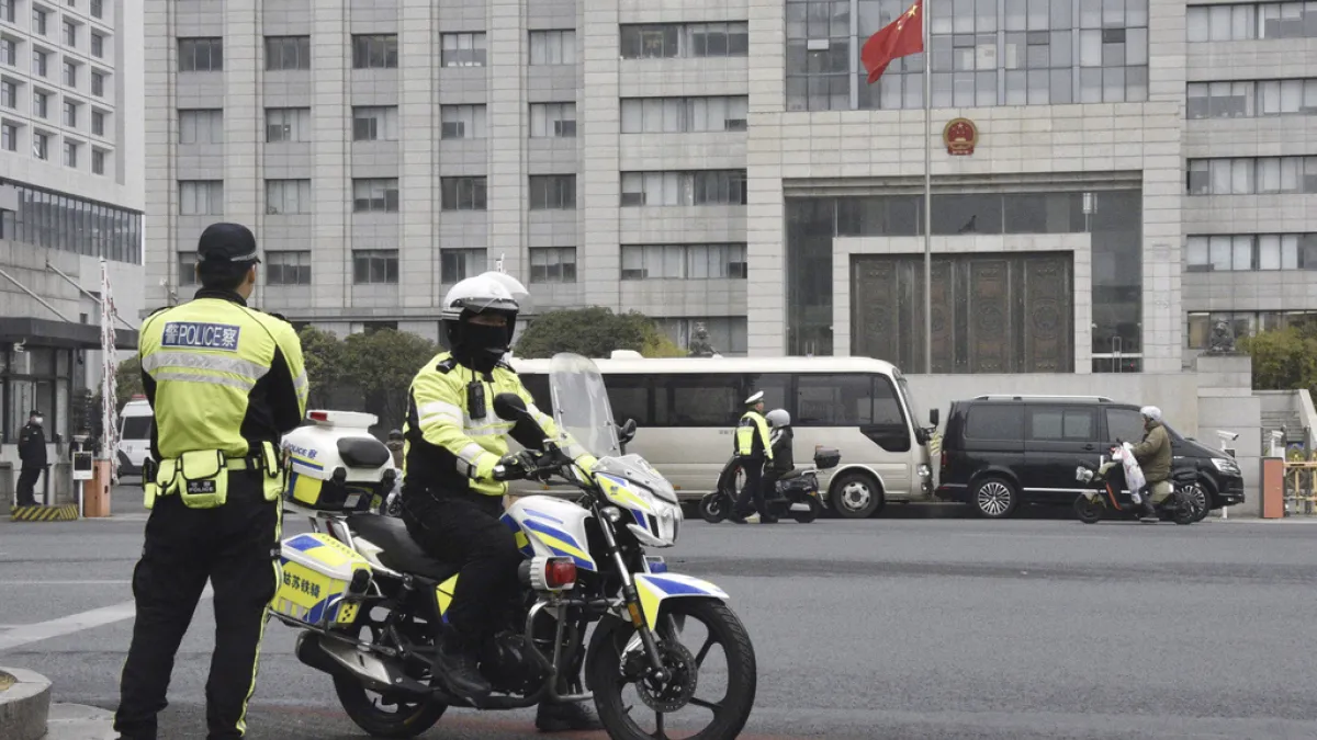 兩岸交流緊縮,波及兩岸追查犯罪的合作。圖為中國警察巡邏。(資料照,美聯社)
