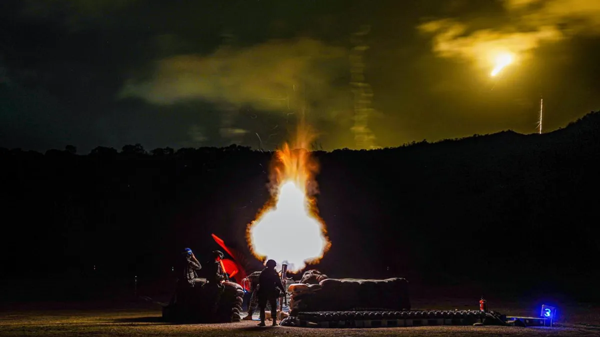 20210531-海軍司令部發布所屬陸戰隊實施夜間實彈射擊畫面,各型武器擊發瞬間產生的爆炸火光,照亮訓場夜空,場面震撼。(取自中華民國海軍臉書)