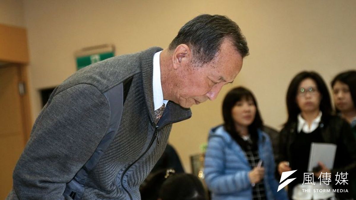 阿帕契事件,讓勞乃成一家成了過街老鼠。圖為上校軍官勞乃成父親勞則康出面為子致歉。吳逸驊攝。 阿帕契事件,讓勞乃成一家成了過街老鼠。圖為上校軍官勞乃成父親勞則康出面為子致歉。吳逸驊攝。