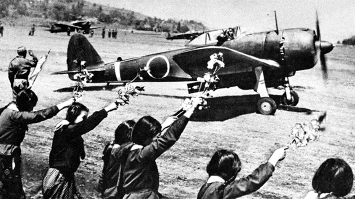 在電影《永遠的0》中,主角宮部久藏看似是一位迫於無奈而參戰的飛行員,但依舊為他主動選擇成為「神風特攻隊」的行為披上了一層浪漫主義、英雄主義的外衣。(資料照,取自維基百科)