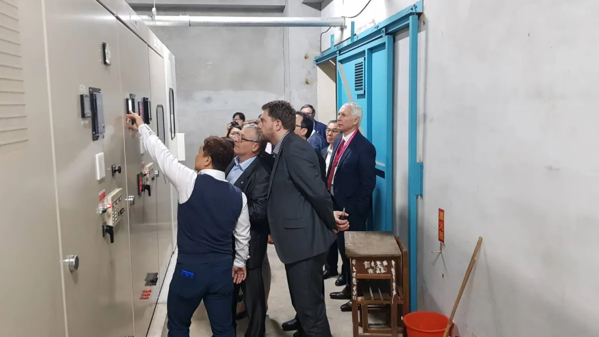 捷克維所基納省(Vysocina)省長帶領市府資訊技術部門首長、機電設備公司等一行6人,至新北市林口國中參訪「新北校園能源雲」。 (圖/新北市教育局提供)