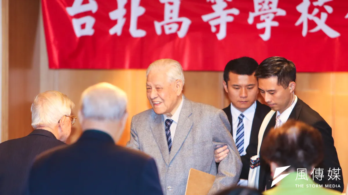 前總統李登輝(中)出席「台北高校同學會年會」活動,回應前總統陳水扁的批評,「不要講這麼多,多講多見笑!」(陳明仁攝)