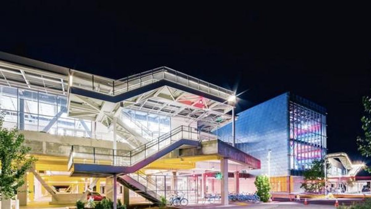 臉書新總部設計圖,全部透明玻璃水採開放辦公空間,在此工作如透明人般毫無隱私。(取自網路) 臉書新總部設計圖,全部透明玻璃水採開放辦公空間,在此工作如透明人般毫無隱私。(取自網路)