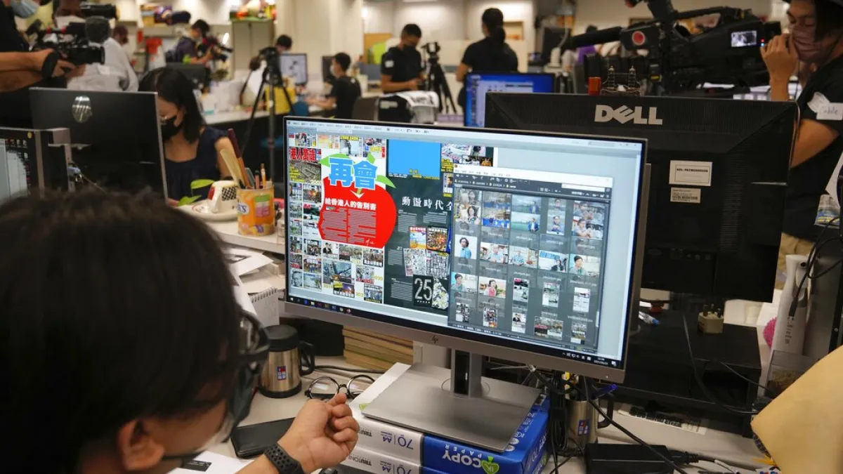 2021年6月23日午夜,最後一期《蘋果日報》正在準備降版。(美聯社)