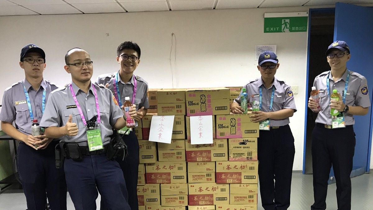 世大運執勤員警辛勞 企業致贈礦泉水讓員警抗暑 世大運執勤員警辛勞 企業致贈礦泉水讓員警抗暑