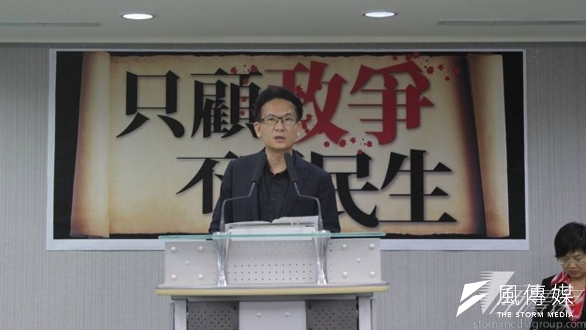 民進黨中央今天(11日)召開「只顧政爭不顧民生」記者會,民進黨發言人林俊憲表示,萬物飛長、人民痛苦,但馬英九卻在忙著鬥爭。(顏振凱攝) 民進黨中央今天(11日)召開「只顧政爭不顧民生」記者會,民進黨發言人林俊憲表示,萬物飛長、人民痛苦,但馬英九卻在忙著鬥爭。(顏振凱攝)