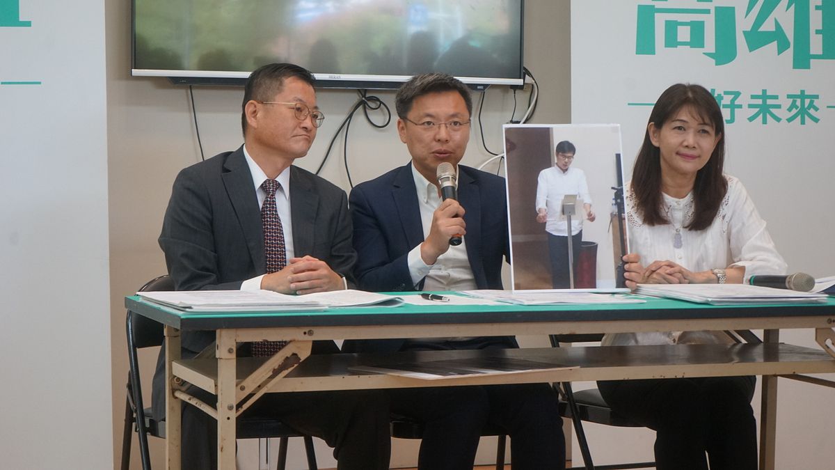 高雄市長候選人19日晚將舉行電視辯論會,上午陳其邁團隊辯論小組召集人趙天麟與發言人林瑩蓉共同舉行記者會,說明辯論會流程與細節。(陳其邁辦公室提供) 高雄市長候選人19日晚將舉行電視辯論會,上午陳其邁團隊辯論小組召集人趙天麟與發言人林瑩蓉共同舉行記者會,說明辯論會流程與細節。(陳其邁辦公室提供)