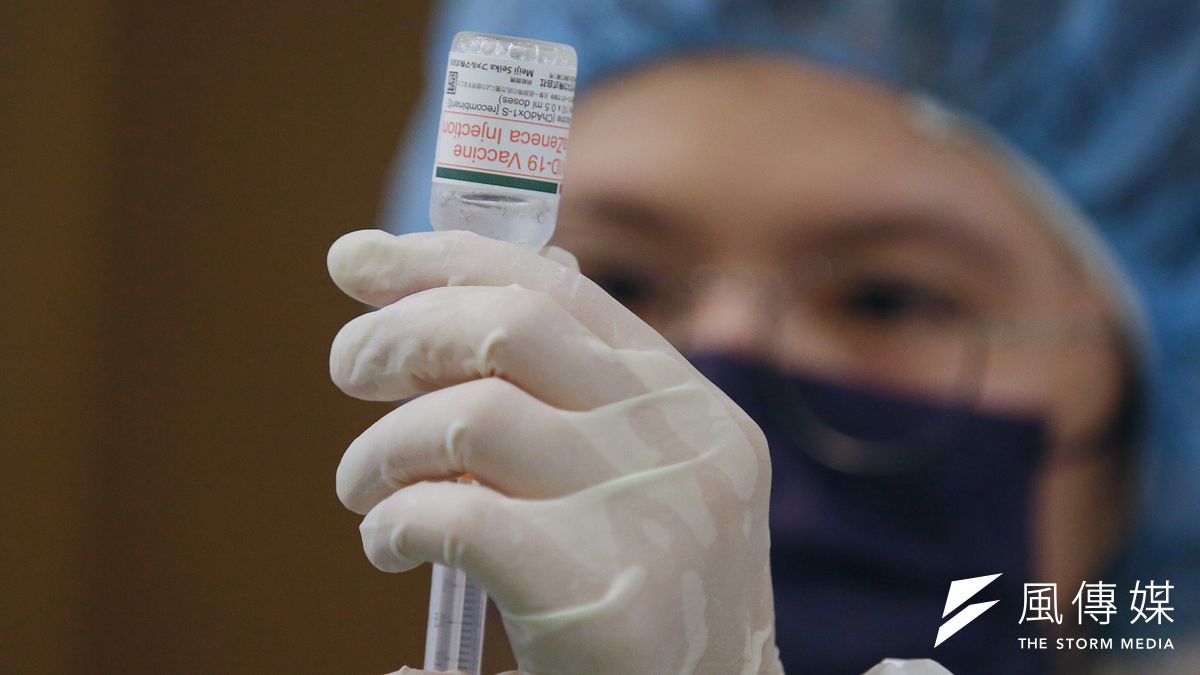 根據最新民調,企業主管有66%不願打高端疫苗,圖為我國15日起大規模接種AZ疫苗。(柯承惠攝) 根據最新民調,企業主管有66%不願打高端疫苗,圖為我國15日起大規模接種AZ疫苗。(柯承惠攝)