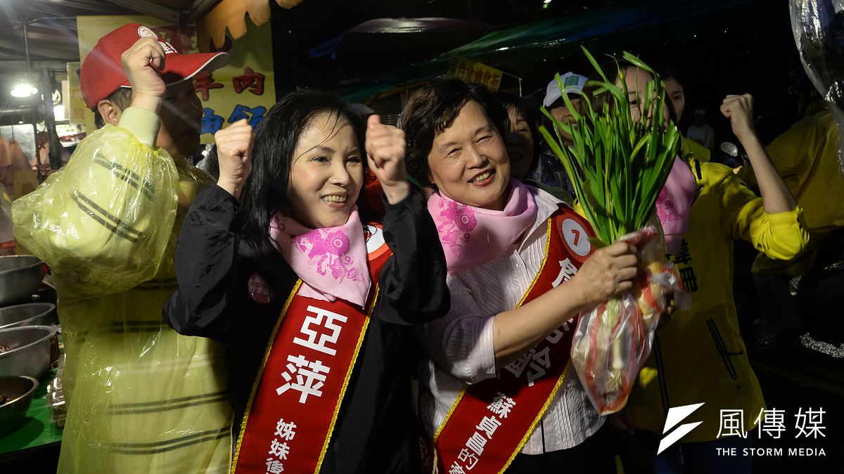 新北市長候選人蘇貞昌夫人詹秀齡和余天夫人李亞萍冒雨在板橋江寧市場掃街,受到民眾熱烈歡迎。(甘岱民攝) 新北市長候選人蘇貞昌夫人詹秀齡和余天夫人李亞萍冒雨在板橋江寧市場掃街,受到民眾熱烈歡迎。(甘岱民攝)