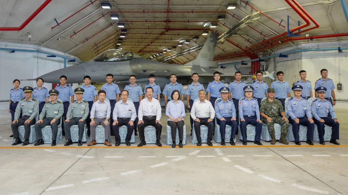 總統蔡英文日前視導空軍「佳山基地」,府方釋出總統與官兵合影的照片,讓基地內部景象罕見曝光。(取自總統府)