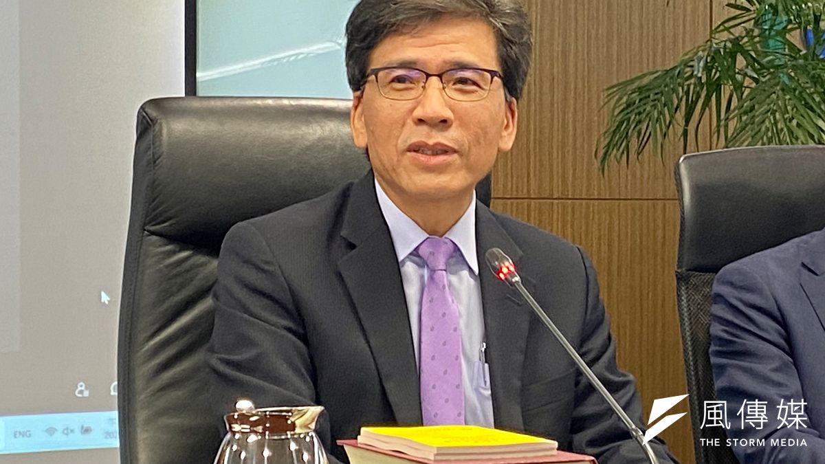 金管會主委彭金隆今(26)日出席金管會例行記者會,說明「數位保險公司」的政策規劃方向。(陳怡慈攝) 金管會主委彭金隆今(26)日出席金管會例行記者會,說明「數位保險公司」的政策規劃方向。(陳怡慈攝)