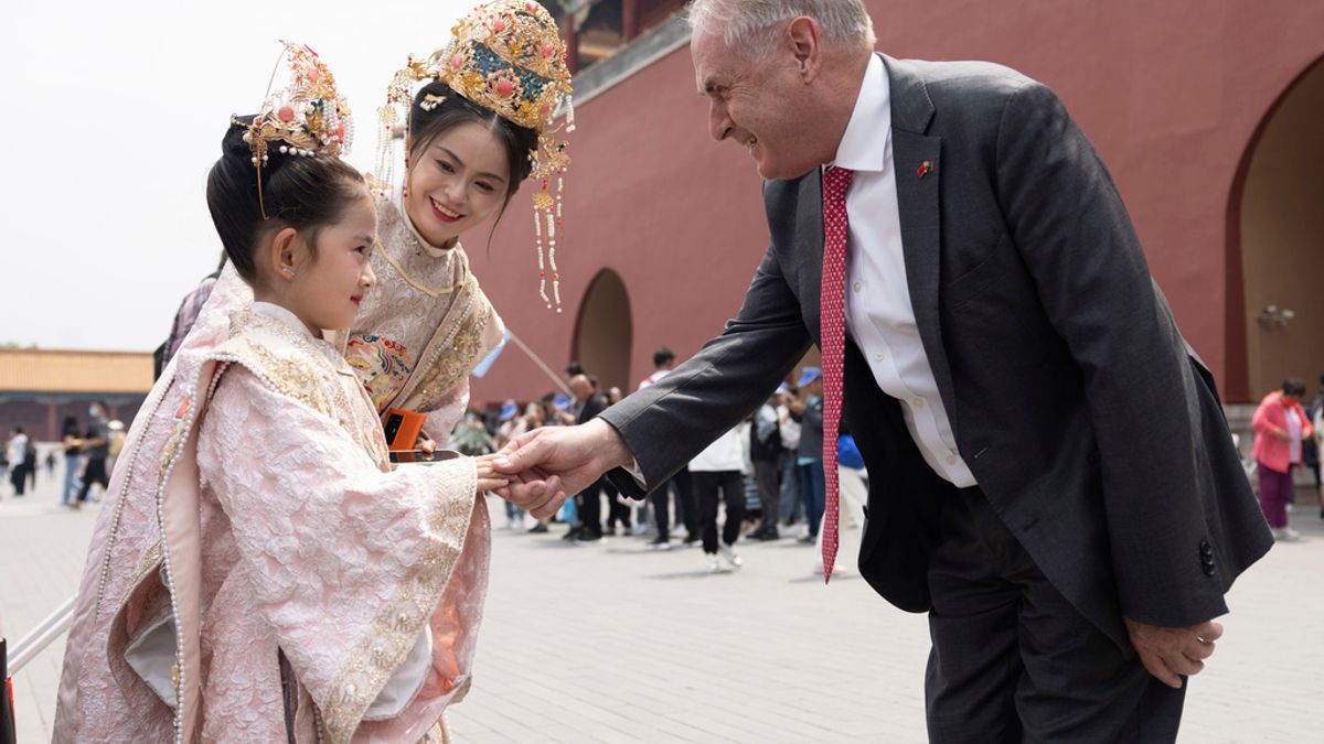 2023年5月12日,澳洲貿易部長法瑞爾(Don Farrell)走訪北京故宮。(美聯社) 2023年5月12日,澳洲貿易部長法瑞爾(Don Farrell)走訪北京故宮。(美聯社)