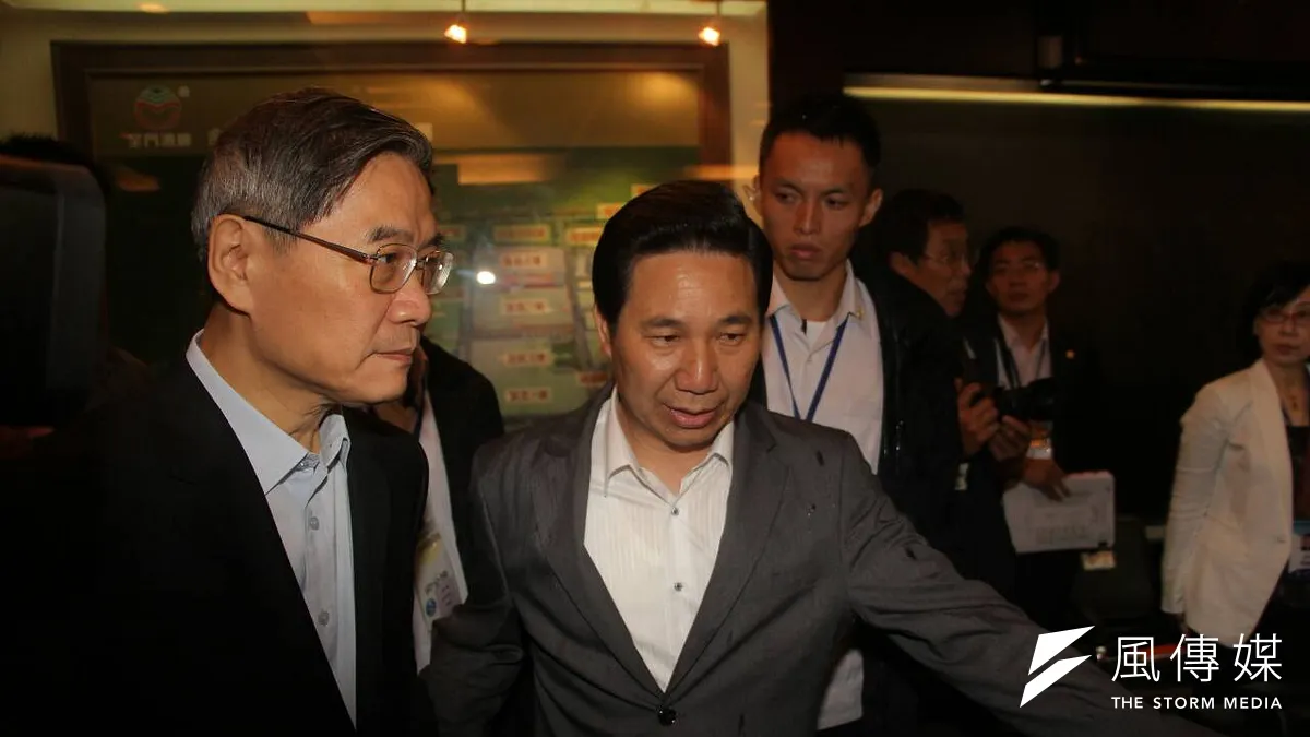 中國國台辦主任張志軍24日與金門地區產業界代表座談時表明,金門不能發展博弈產業,否則要關閉小三通圖為張志軍參觀金門酒廠。(葉信菉攝)